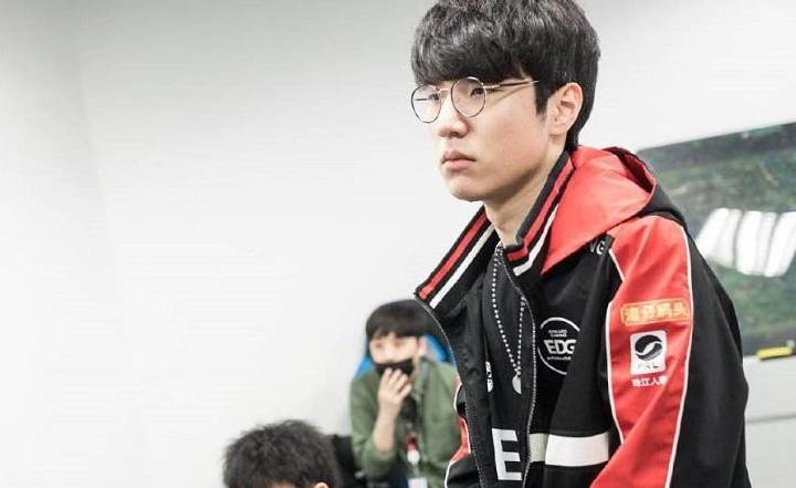 中超：赛季首胜 青岛西海岸队2-0武汉三镇队.